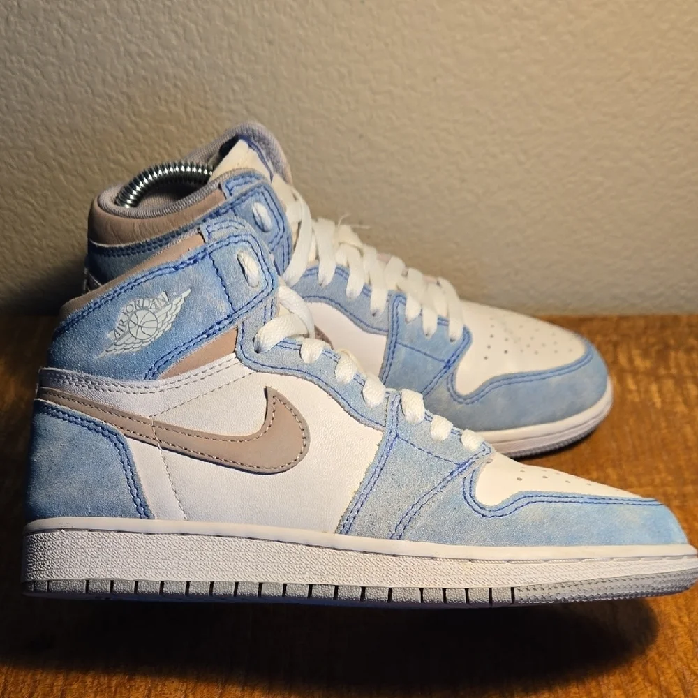 Nike‎ Hyper Royal Youth 4.5  High-Top Sneakers - Light Blue and White .